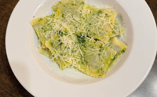 Равиоли со шпинатом и сыром рикотта в соусе песто, сыр пармезан 