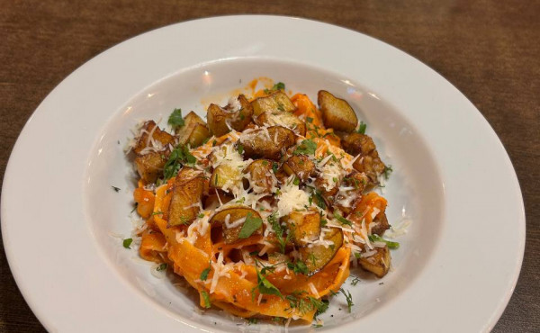 Фетучини с баклажанами в томатном соусе