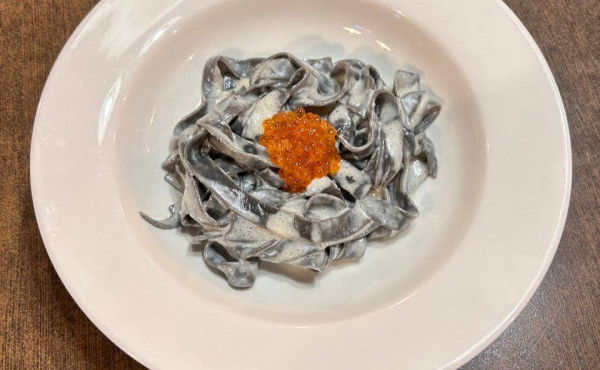 Фетучини с чернилами каракатицы в сливочно-чесночным соусе и красной икрой