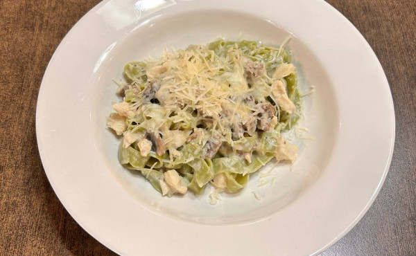 Фетучини шпинат с курицей и шампиньонами в сливочном соусе 