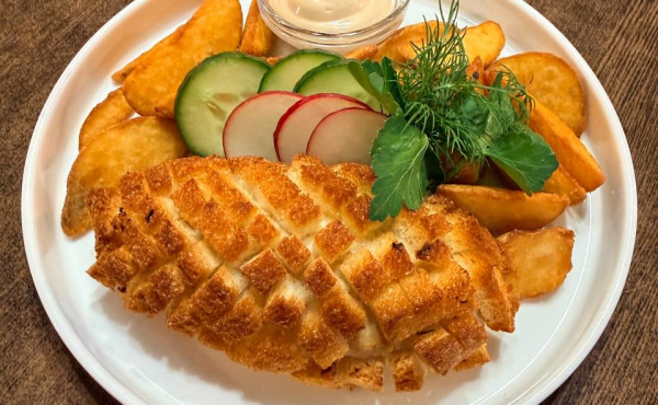 Пожарская котлета с картофелем по-деревенски, грибным соусом и овощами 