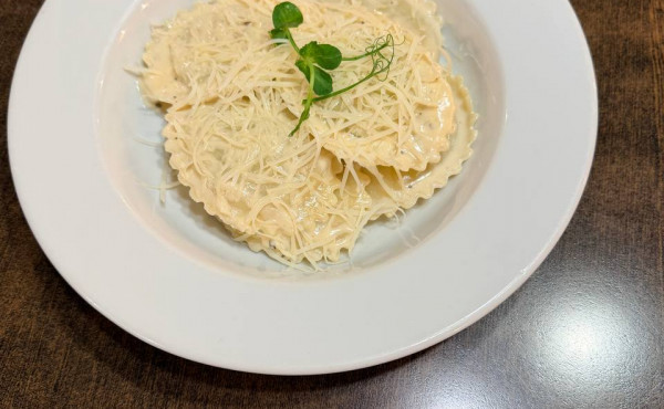 Равиоли с филе индейки и брокколи в грибном соусе, сыр пармезан 