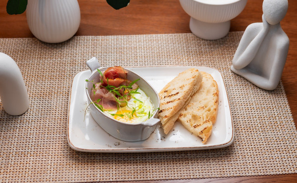 Яйца запеченные с беконом, с чиабаттой