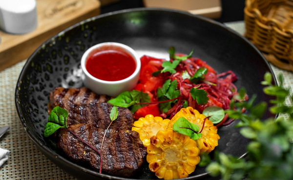 Медальоны из говядины с томатами и жареной кукурузой