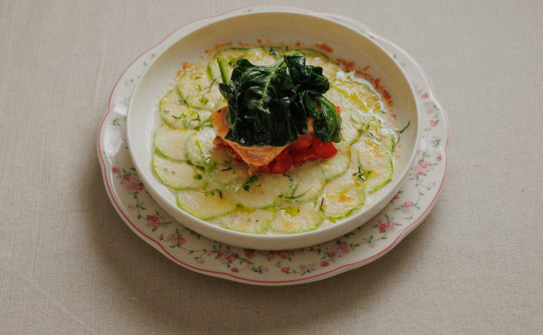 Семга, запеченная под грибным соусом с кабачками 