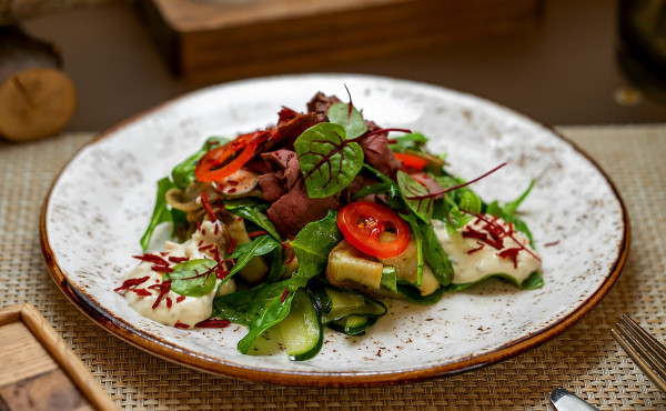 Салат с телятиной, печёными баклажанами, с сырным соусом