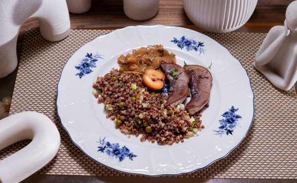 Жареный бараний язык, с томленой гречкой с овощами и грибным взваром