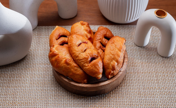 Пирожок с яблоком