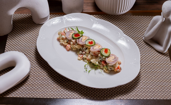 Оливье с раковыми шейками и галантином из перепелки