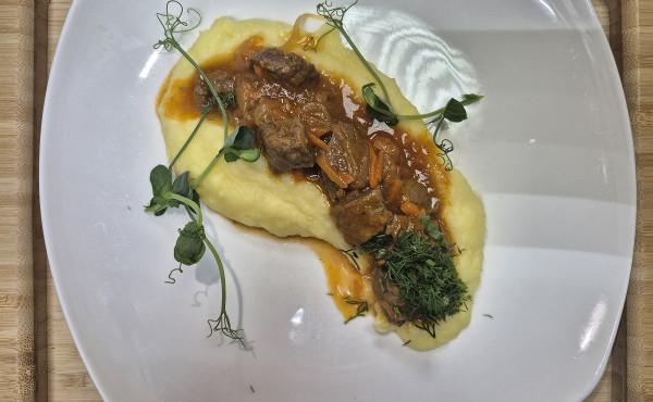 Гуляш из говядины с картофельным пюре