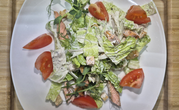 Салат «Цезарь с горбушей»