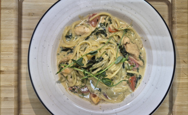 Паста с копченым цыпленком, томатами и сливочным сыром