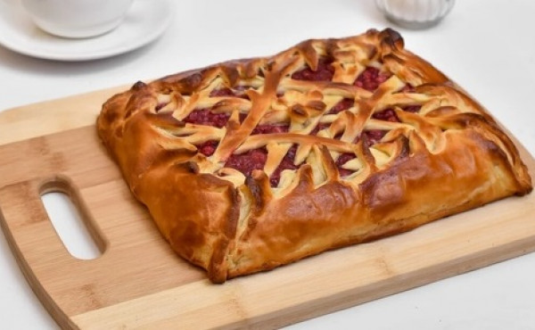 Пирог красная смородина и клубника (целый)