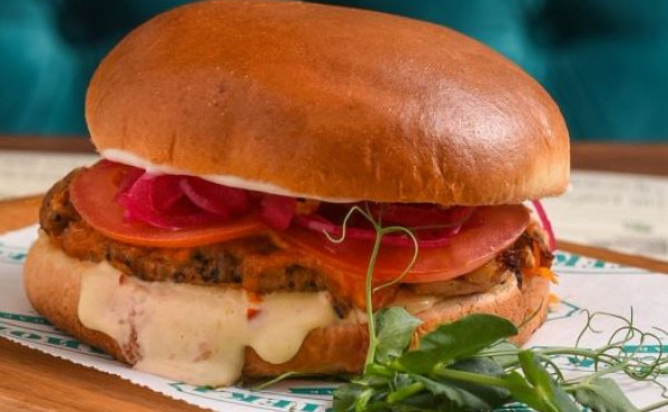 Бургер с рваной копченой говядиной