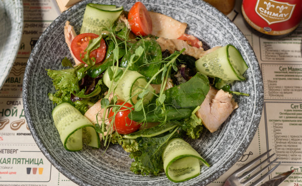 Салат с копчёной индейкой
