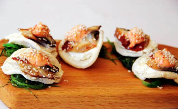 Копченый угорь на рисовых чипсах