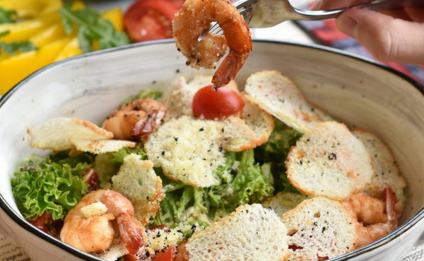 Цезарь с тигровыми креветками