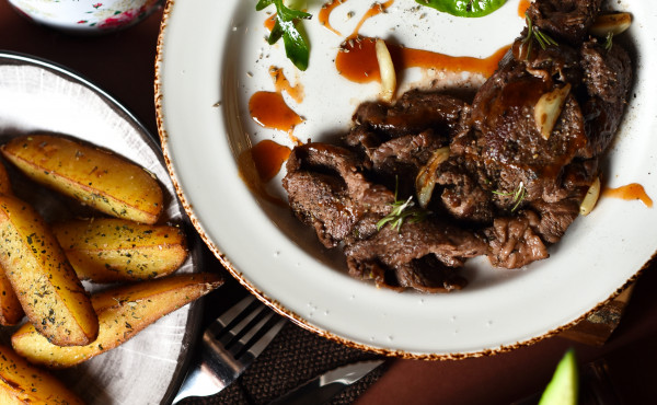 Томлёная говядина с картофельными дольками