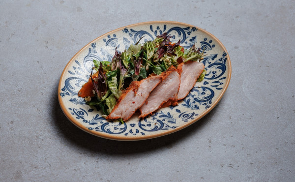 Зеленый салат с индейкой и хурмой 