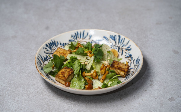 Салат с грибами и жареным тофу