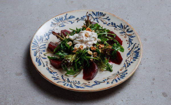 Салат со свёклой, соусом маракуйя и сыром страчателла