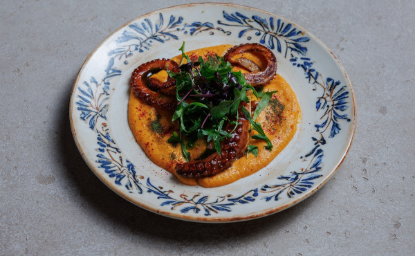 Осьминог с хумусом из батата