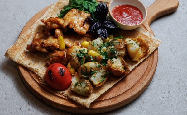 Куриное бедро на гриле с печёным картофелем