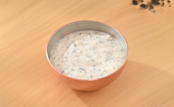 Соус «Сметанный с огурцом и травами»