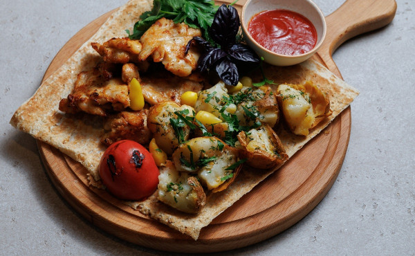 Бедро цыпленка на гриле и печеным картофелем 