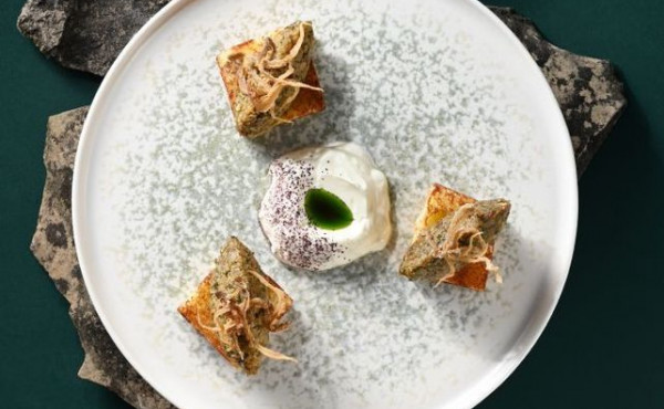 Мшош из баклажана на хрустящем хлебе