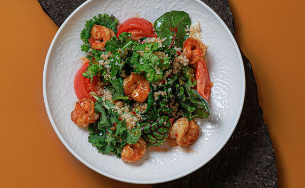 Салат с тигровыми креветками в кисло-сладком соусе