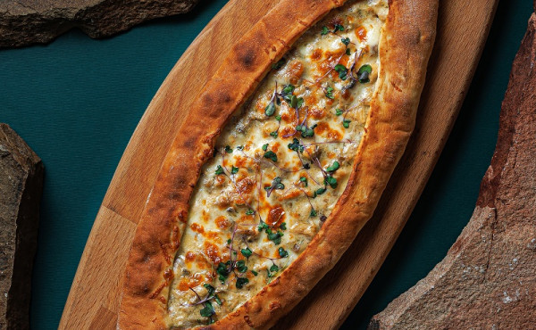 Лодочка с куриным филе и копченым сыром