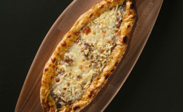 Хрустящая лодочка с бараниной и сыром