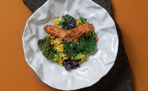 Табуле из красного булгара с лососем гриль