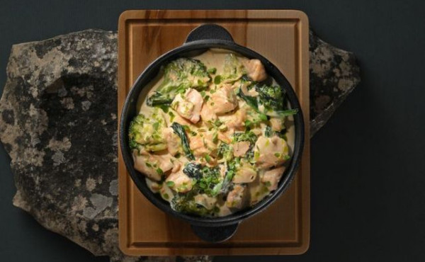 Тава с лососем, брокколи и шпинатом