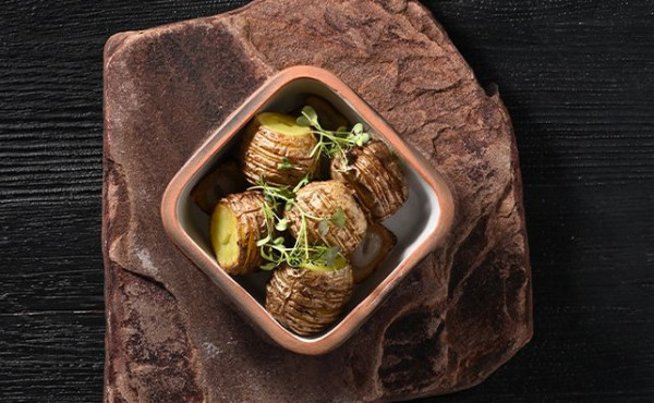 Картофель печеный на углях с салом