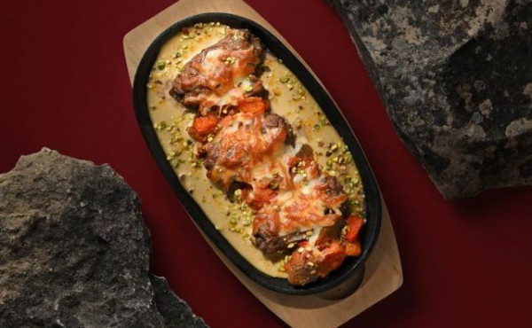 Тава-кебаб из говядины, овощи и фисташковый соус