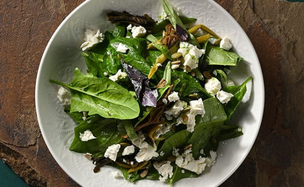 Салат с армянскими травами и сыром