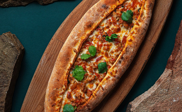 Лодочка с бараниной и сыром