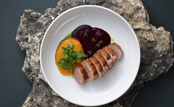 Утка с кремом из печеной тыквы и соусом из черной смородины