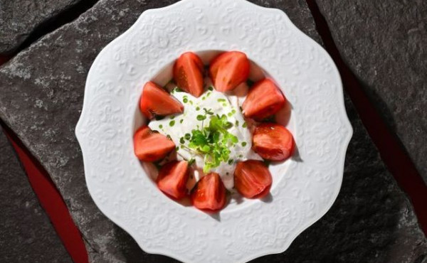 Закуска из домашнего сыра с обугленными томатами