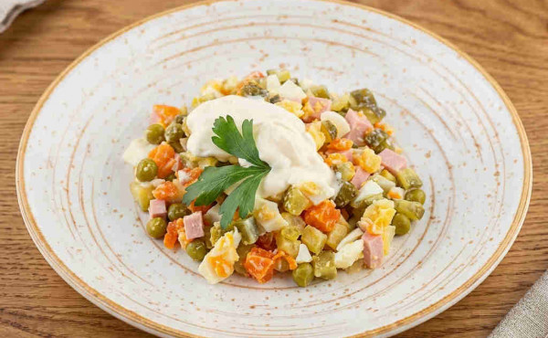 Салат Оливье с варёной колбасой