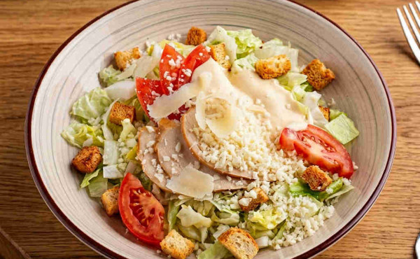 Салат Цезарь с курицей домашнего копчения