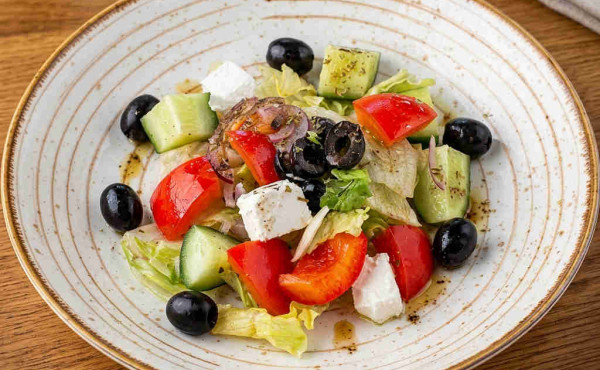 Салат «Греческий» с сыром и маслинами
