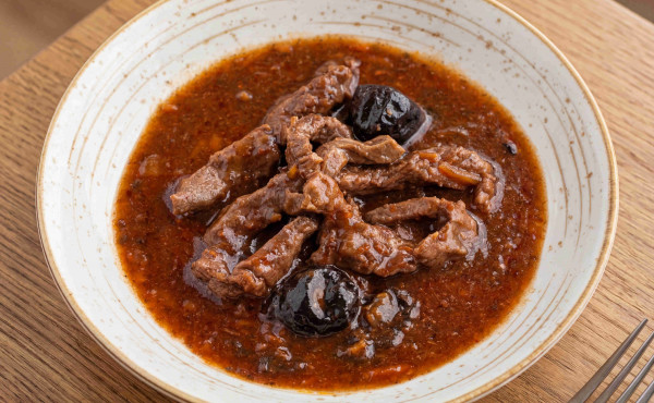 Говядина в пряном соусе с черносливом