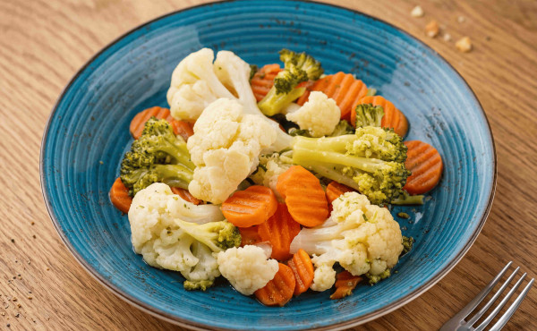 Брокколи с морковью и цветной капустой
