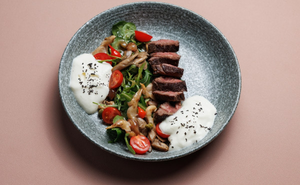 Стейк салат с сырной эспумой 