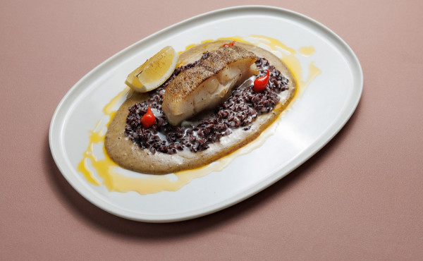 Палтус с рисом неро и трюфельным соусом