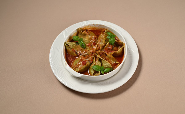 Конкильони, фаршированные курицей, грибами и сыром пармезан