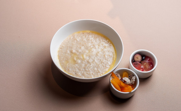 Каша рисовая с орехами и курагой на классическом молоке Каша рисовая с орехами и курагой на классическом молоке